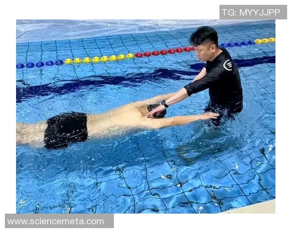 自由泳健身训练技巧与方法全面解析助你提升体能与游泳水平 自由泳健身训练技巧与方法全面解析助你提升体能与游泳水平