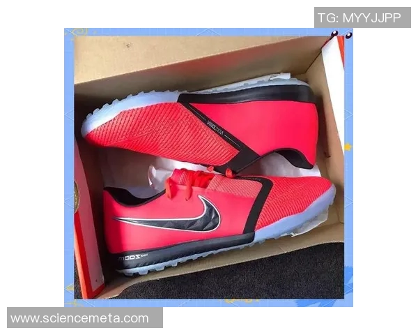 打造专业竞技体验，选择适合你的足球鞋提升场上表现